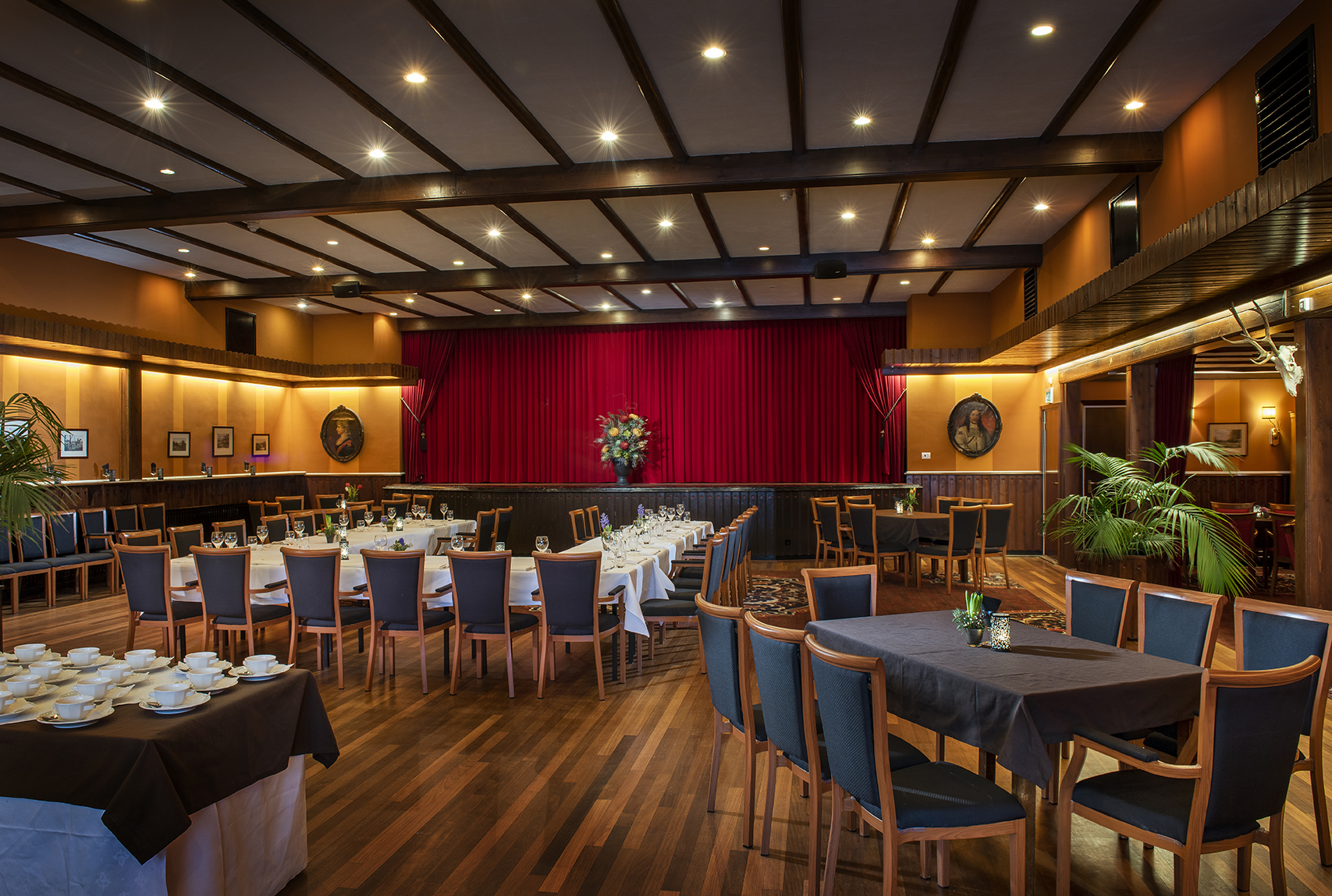 Grote zaal opgedekt bij De Gouden Karper Grote zaal opgedekt bij De Gouden Karper